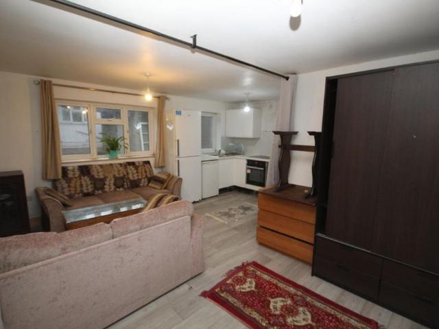 5 bedroom semi detached house to rent