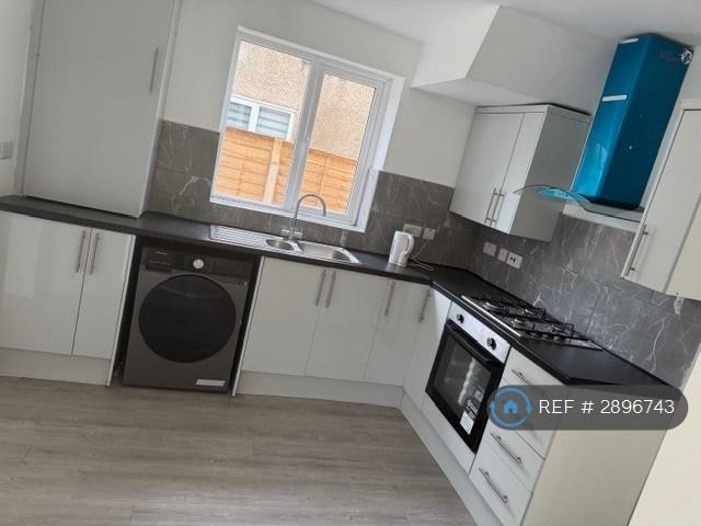 5 bedroom semi detached house to rent