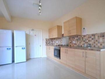 5 bedroom semi detached house to rent