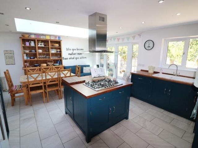 5 bedroom semi detached house to rent