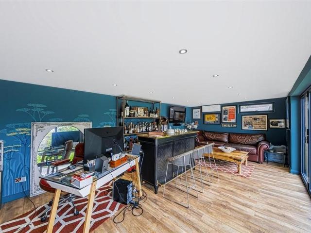 5 bedroom semi detached house to rent