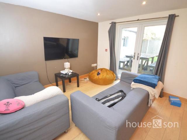 5 bedroom semi detached house to rent