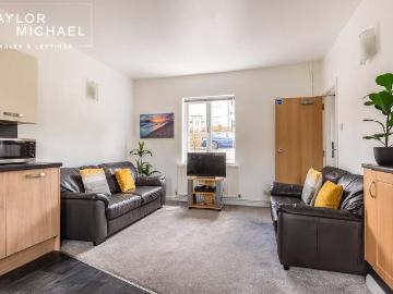 5 bedroom semi detached house to rent