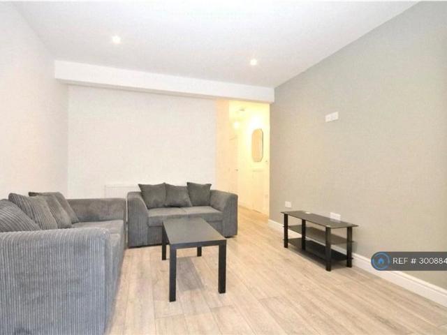 5 bedroom semi detached house to rent