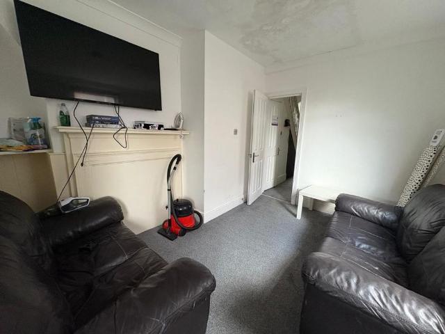 5 bedroom semi detached house to rent