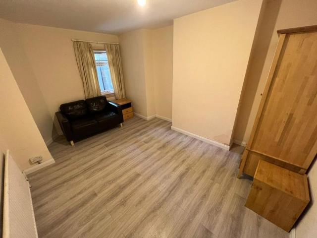 5 bedroom semi detached house to rent