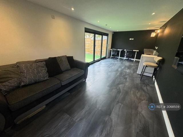 5 bedroom semi detached house to rent