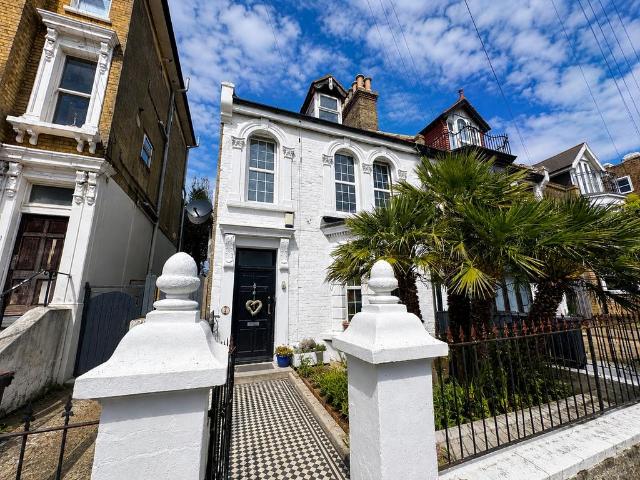 5 bedroom semi detached house to rent
