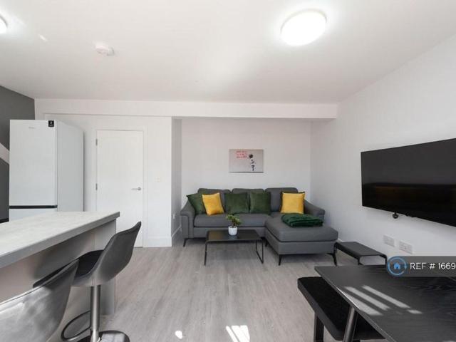 5 bedroom semi detached house to rent