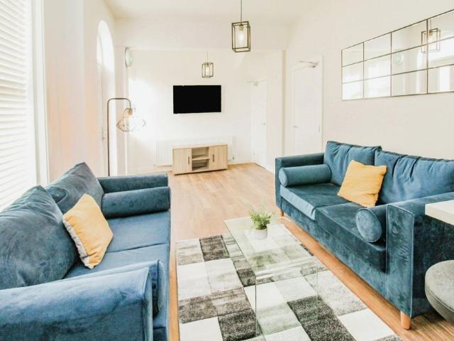 5 bedroom semi detached house to rent