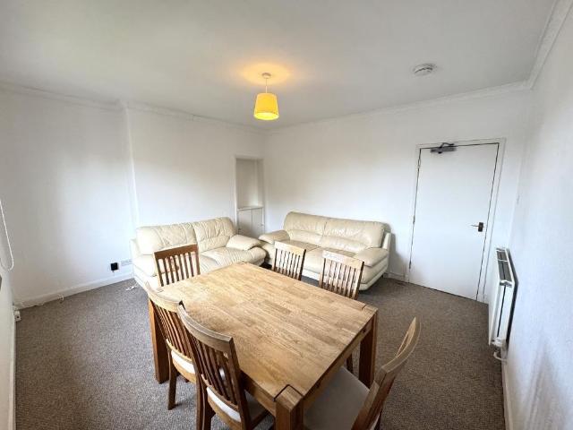 5 bedroom semi detached house to rent