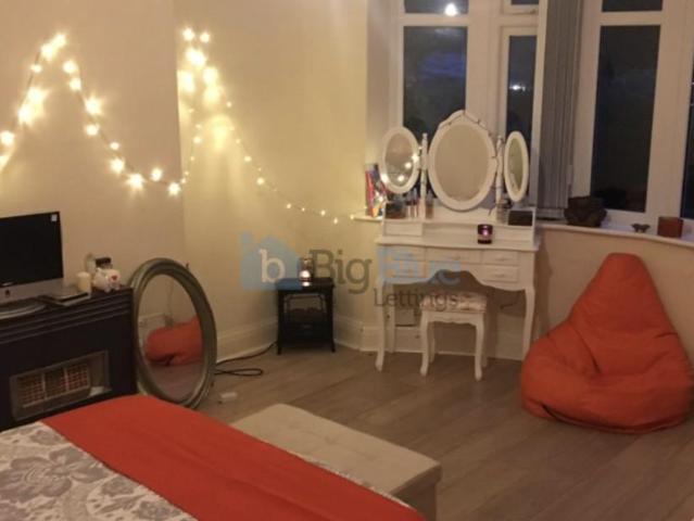 5 bedroom semi detached house to rent