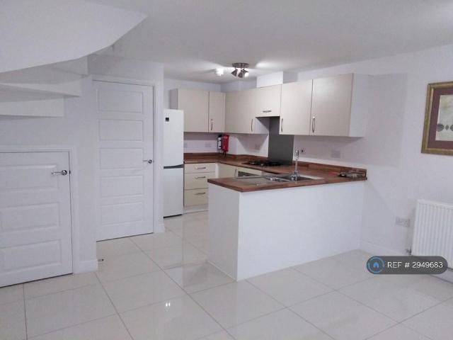 5 bedroom semi detached house to rent