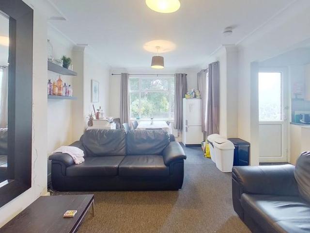 5 bedroom semi detached house to rent