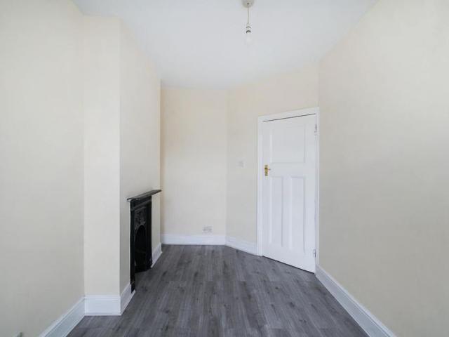 5 bedroom semi detached house to rent