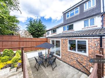 Leeds, West Yorkshire, North England - Equipped kitchen
