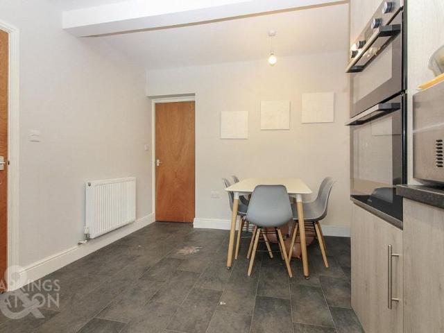 5 bedroom semi detached house to rent