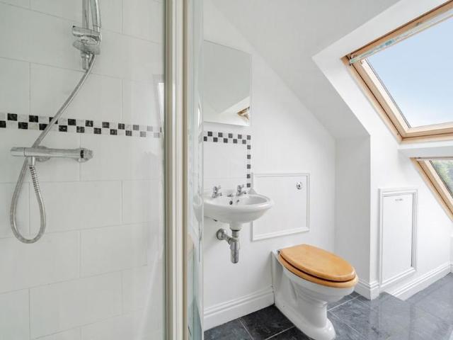 5 bedroom semi detached house to rent