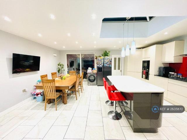 5 bedroom semi detached house to rent