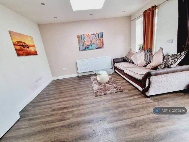 5 bedroom semi detached house to rent