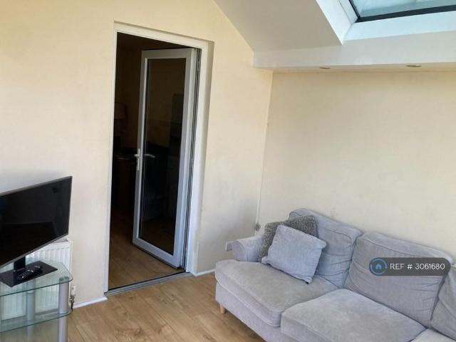5 bedroom semi detached house to rent