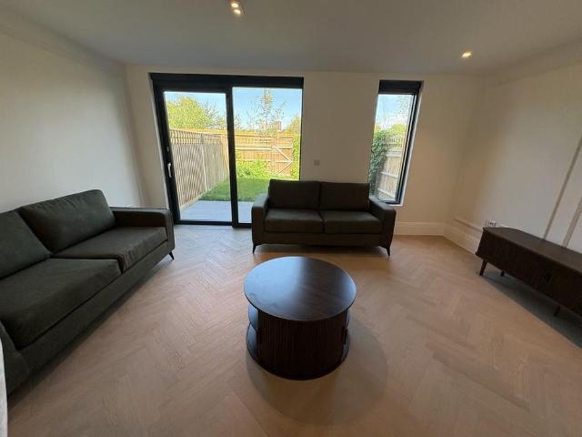 5 bedroom semi detached house to rent