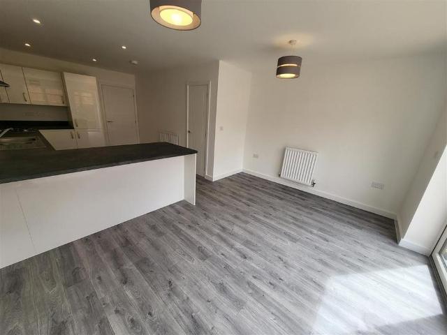 5 bedroom semi detached house to rent