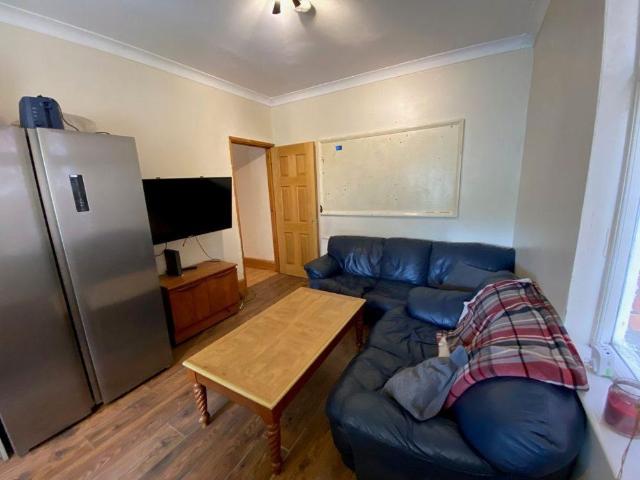 5 bedroom semi detached house to rent