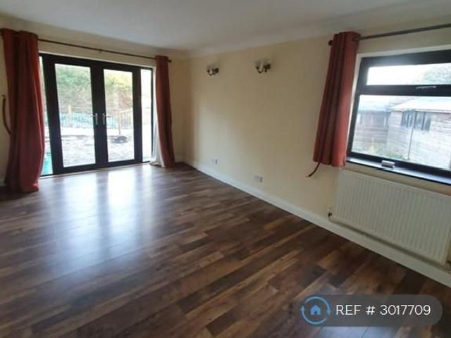 5 bedroom semi detached house to rent
