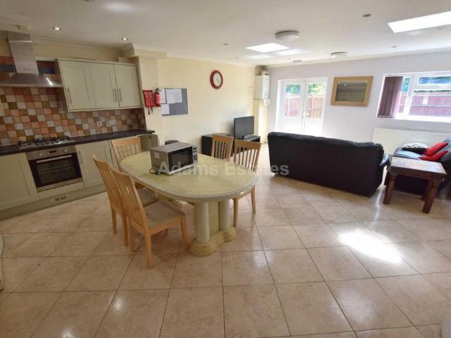 5 bedroom semi detached house to rent