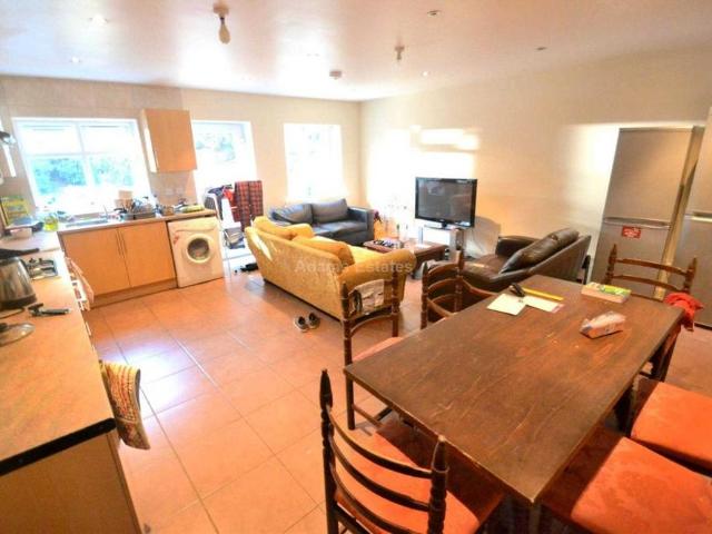 5 bedroom semi detached house to rent