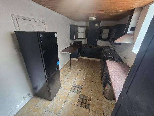 5 bedroom Semi Detached House close to city centre