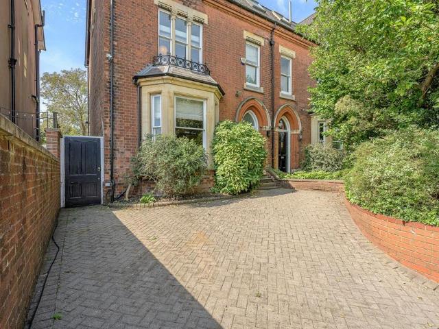 5 bedroom semi detached house for sale