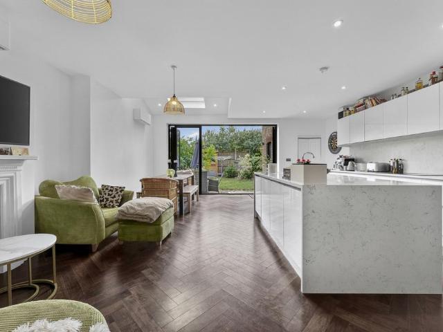 5 bedroom semi detached house for sale
