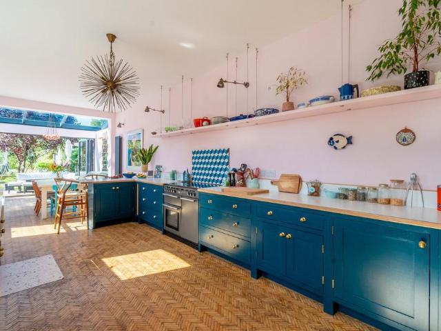5 bedroom semi detached house for sale