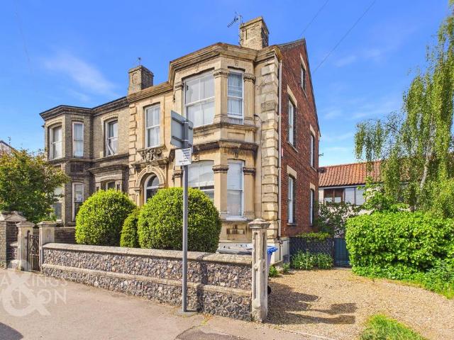5 bedroom semi detached house for sale