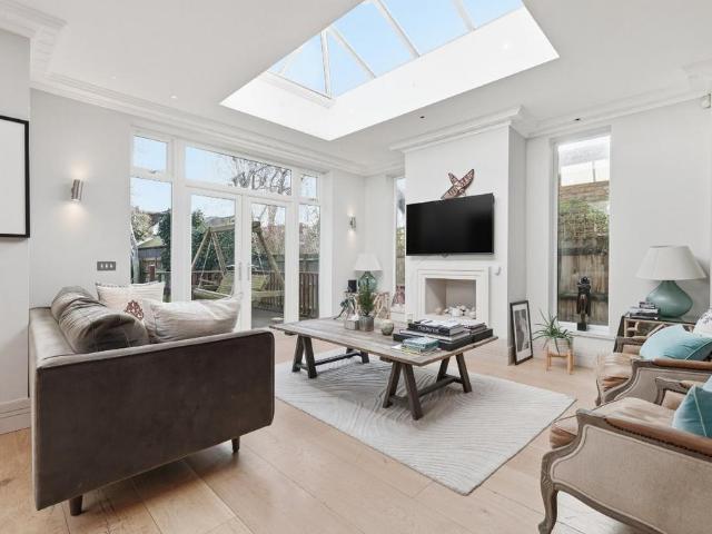 5 bedroom semi detached house for sale