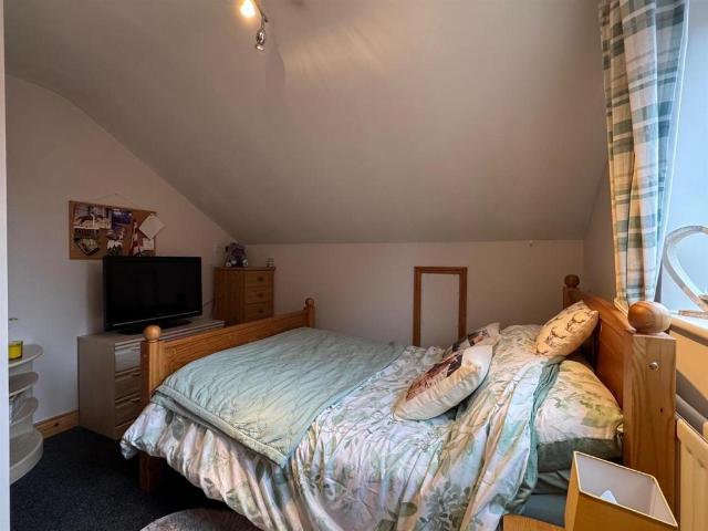 5 bedroom semi detached house for sale