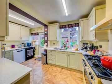 5 bedroom semi detached house for sale