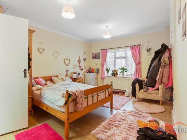 5 bedroom semi detached house for sale