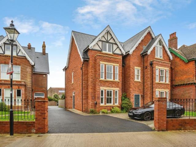 5 bedroom semi detached house for sale