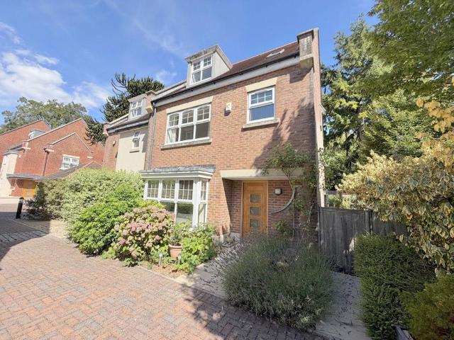 5 bedroom semi detached house for sale