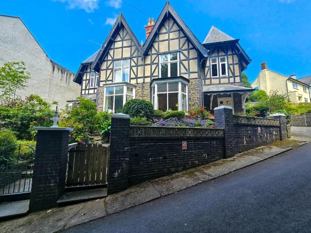 5 bedroom semi detached house for sale