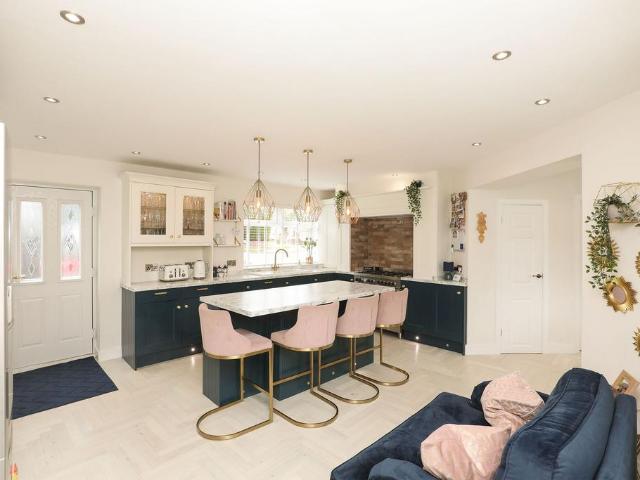 5 bedroom semi detached house for sale