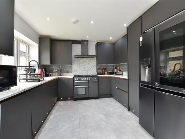 5 bedroom semi detached house for sale