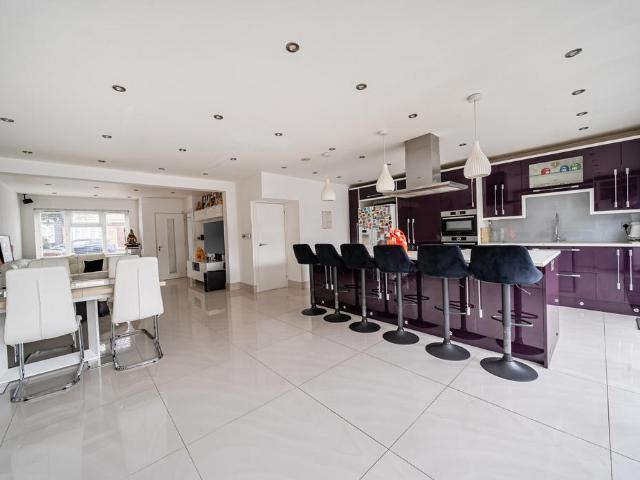 5 bedroom semi detached house for sale