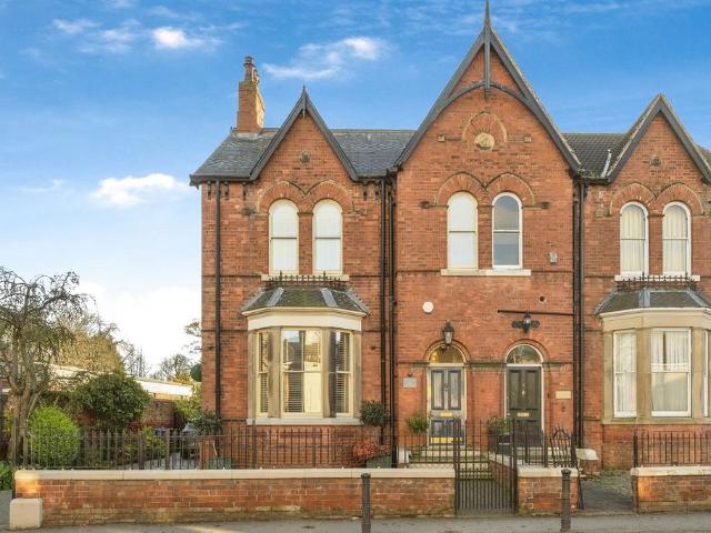 5 bedroom semi detached house for sale