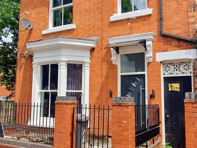 5 bedroom semi detached house for sale