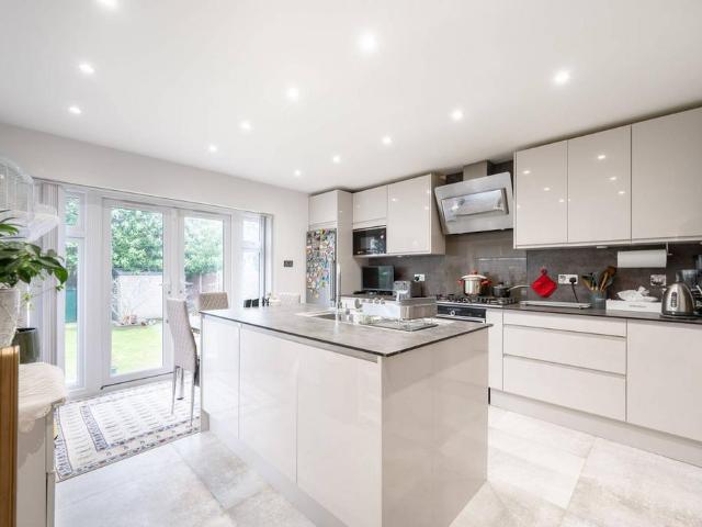 5 bedroom semi detached house for sale