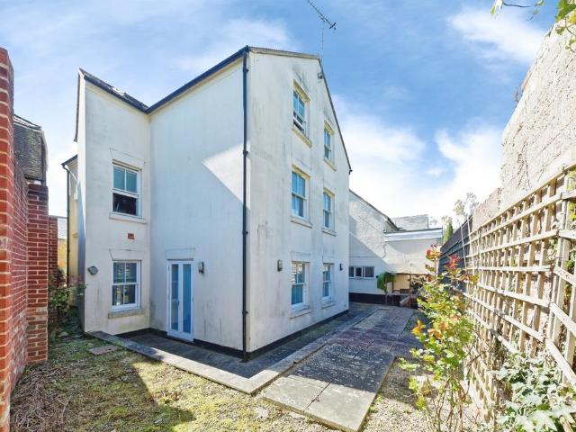 5 bedroom semi detached house for sale